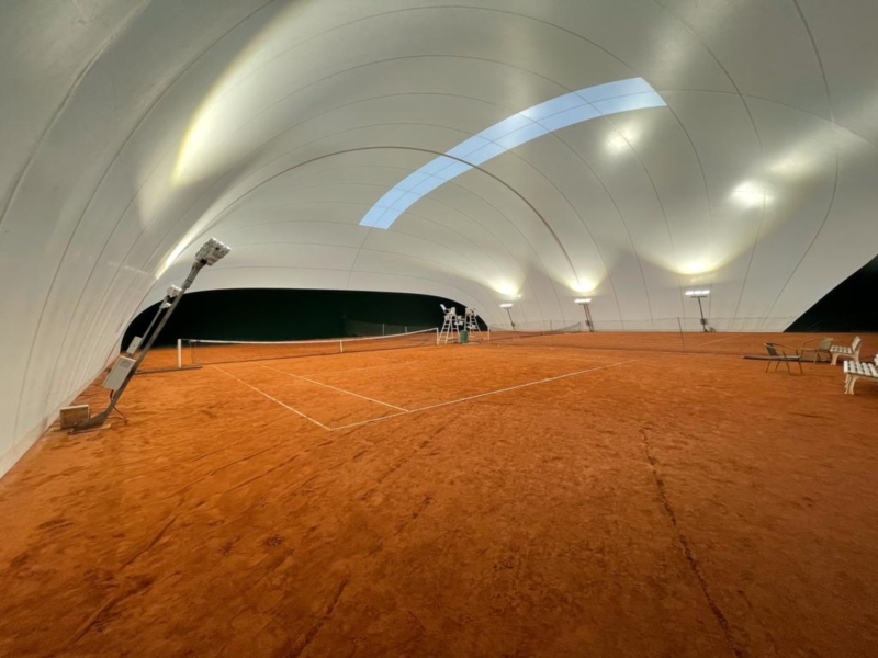 Pressostruttura per un campo da tennis