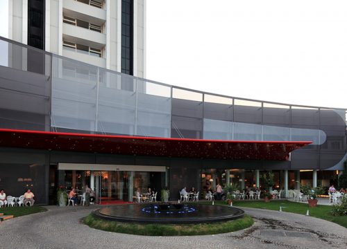 La facciata tessile dell'Hotel Plaza ad Abano Terme