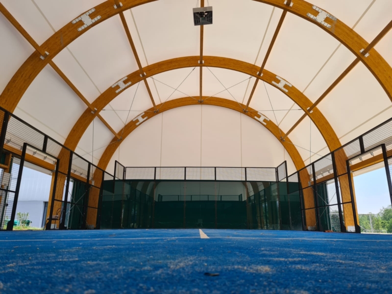 Interno della copertura del campo da padel