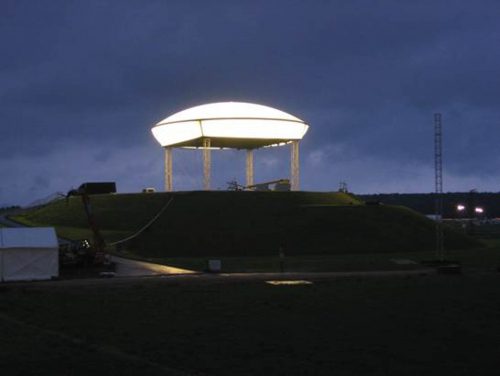 Il Palco del Papa illuminato di notte