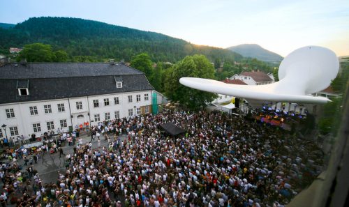 Struttura tessile temporanea nella piazza della chiesa a Kongsberg